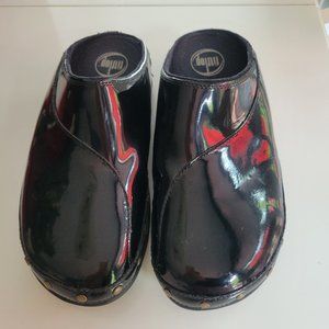 FitFlop Happy Gogh Clog Womens Black Patent Leather Studded Mules Size 8